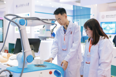 能手術(shù)、會艾灸 人工智能醫(yī)療機(jī)器人亮相成都，引領(lǐng)智能醫(yī)療新浪潮