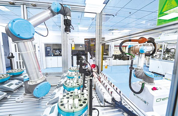 火眼金睛不下線，智能方案助新藥研發(fā) 武漢智能制造持續(xù)升級，機(jī)器人研發(fā)引領(lǐng)創(chuàng)新浪潮